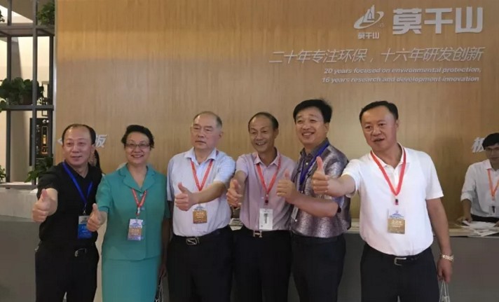 中国林产工业协会副会长兼秘书长石峰,副会长钱小瑜,副秘书长孙志刚与